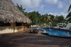 The pool and bar at Kanantik Resort
